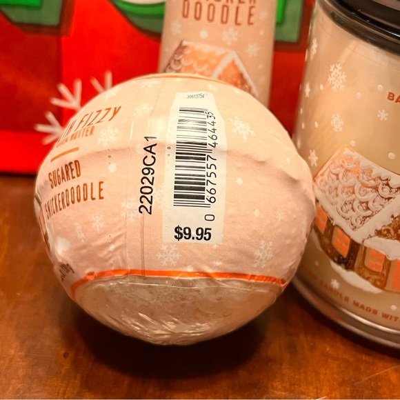 Bath & Body Works Sugared Snickerdoodle Candle, Hand Cream & Gel, Bath Fizzy set - Picture 5 of 9